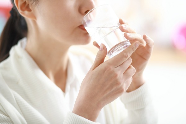 Uống nhiều nước cùng là 1 cách trị sưng nướu răng tại nhà