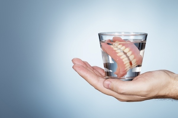 Ngâm hàm trong dung dịch nước muối để sát khuẩn