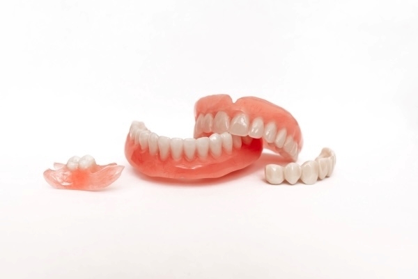 Làm răng tháo lắp bằng nhựa dẻo​ có tốt không?