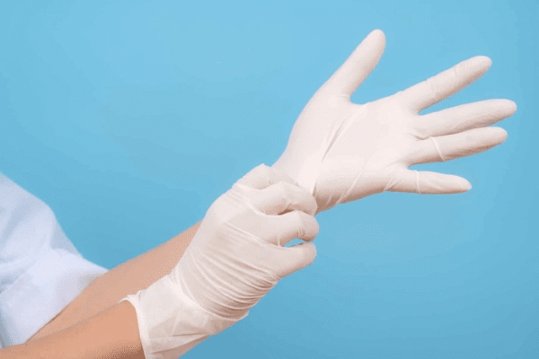 Sau khi vệ sinh, tháo bỏ các trang phục phòng hộ đúng nơi quy định