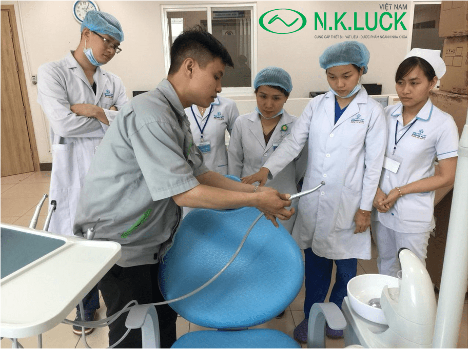 Nhân viên kỹ thuật đến lắp đặt và hướng dẫn sử dụng tay khoan W&H.