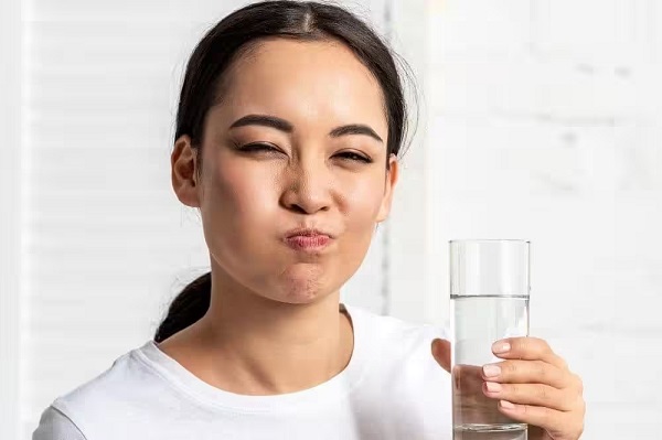 Súc miệng bằng nước muối giúp điều trị sưng nướu