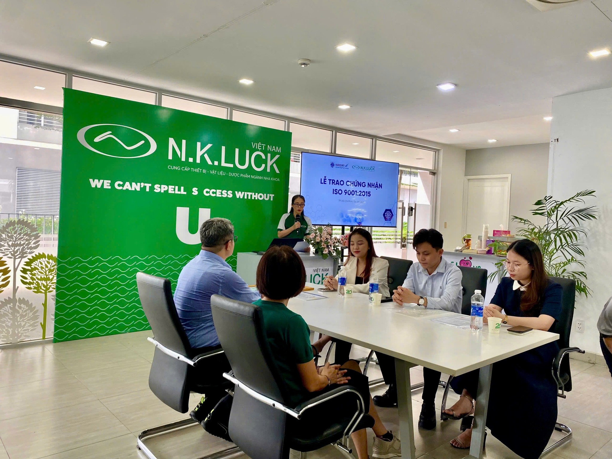 Buổi lễ trao nhận chứng nhận ISO 9001:2015 cho NK Luck Việt Nam Buổi lễ trao nhận chứng nhận ISO 9001:2015 cho NK Luck Việt Nam